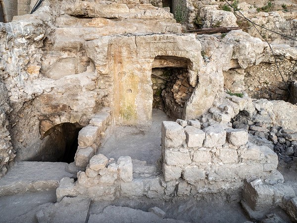 Blick auf das Ritualbad (links) und die umliegenden Reste herodianischer Strukturen